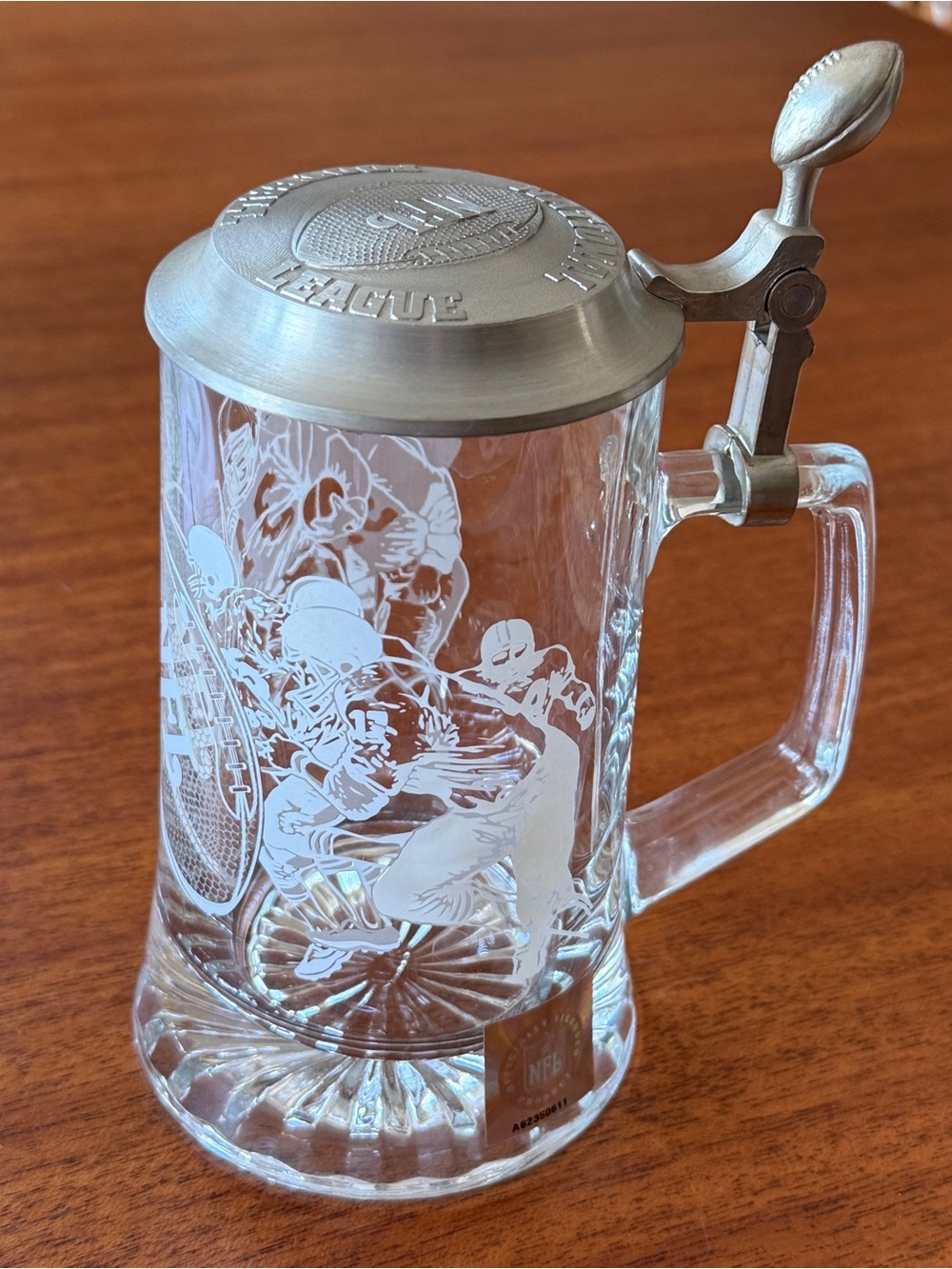 NWOT NFL Etched Glass Beer Stein Hinged Pewter Lid Football-shaped Thumb Lift